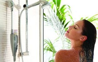 Is het mogelijk om een ​​contrasterende douche te nemen voor spat